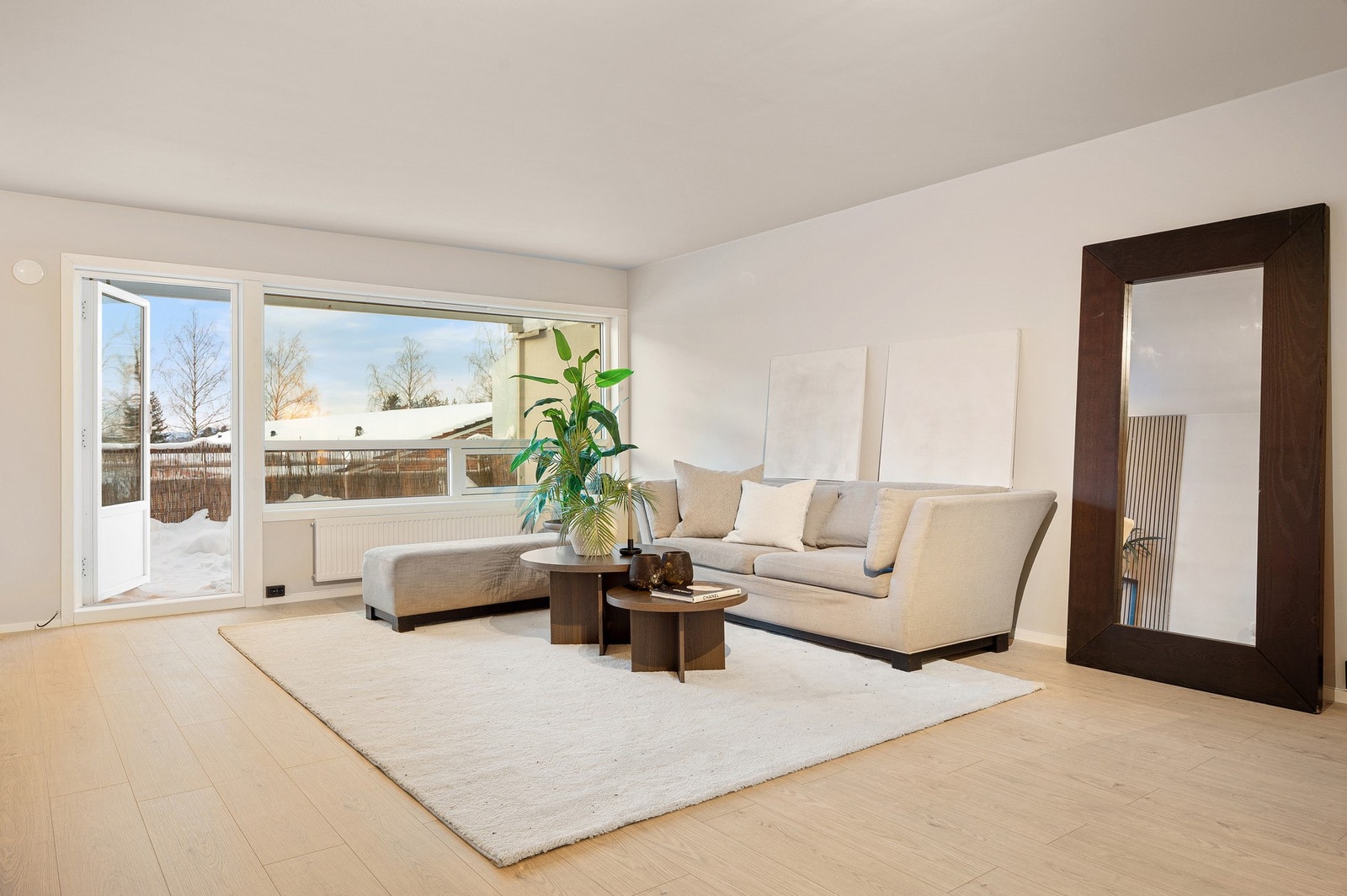 Det er direkte utgang til leilighetens solrike balkong. Galleribilde