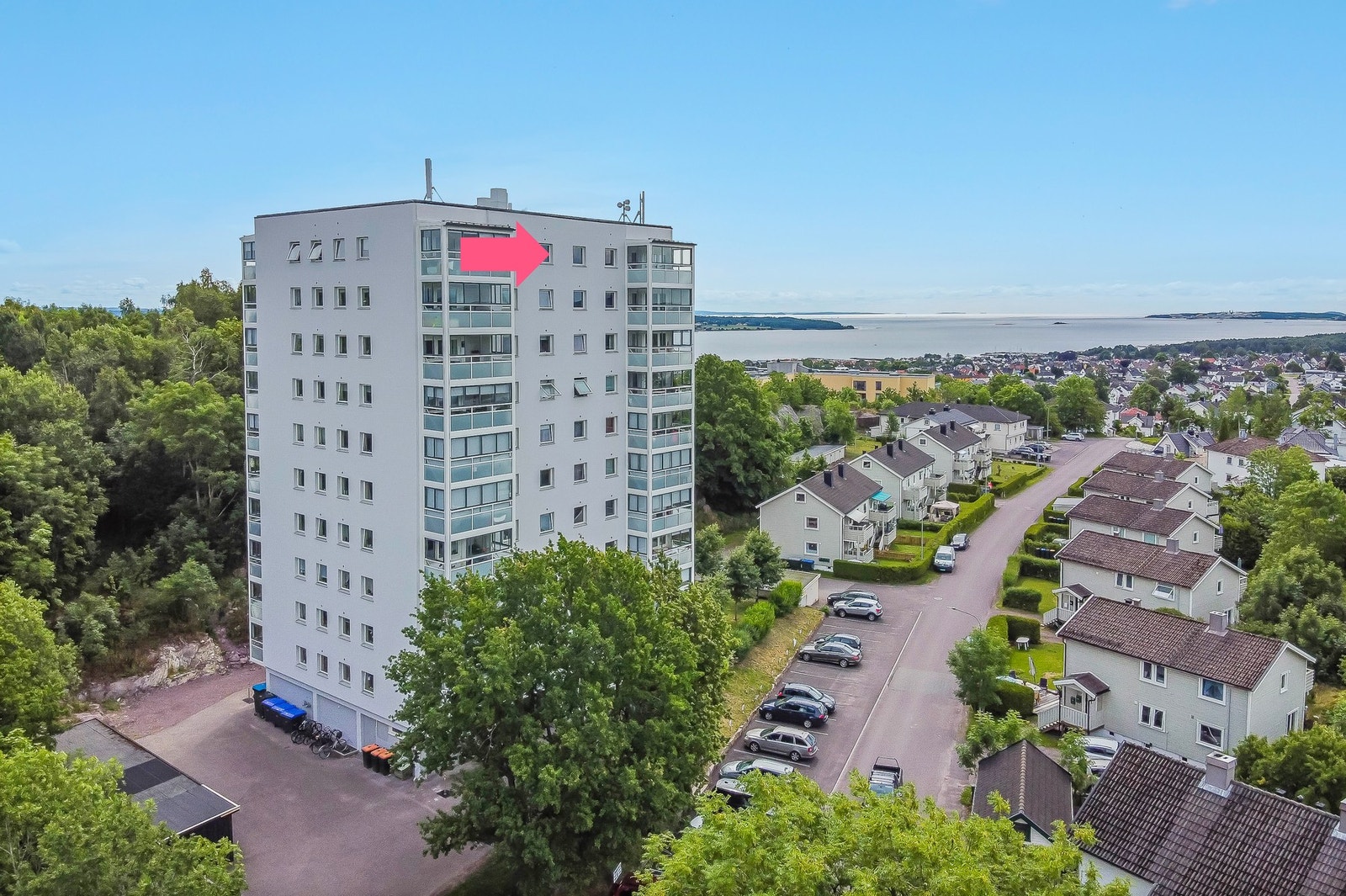 Her ser vi Høyhuset med fjorden i overkant og skogen til venstre Galleribilde