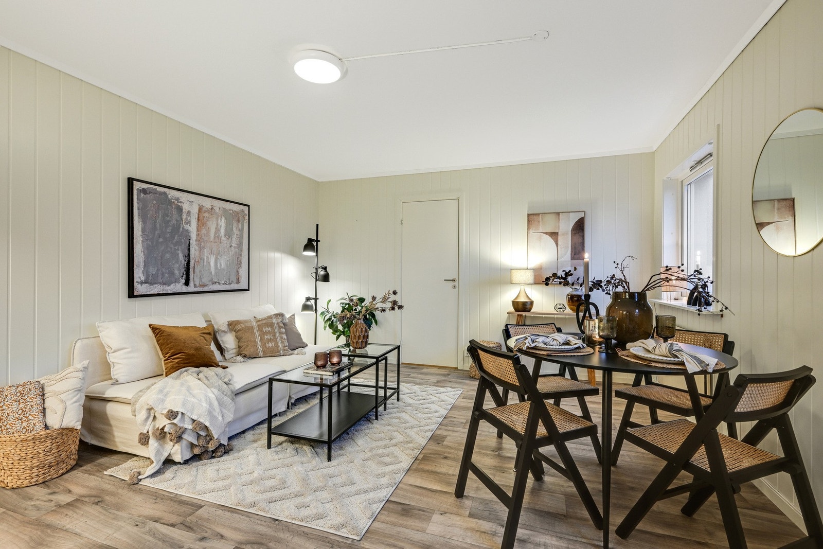 Det er som vi ser plass til både sofa og spisestue Galleribilde