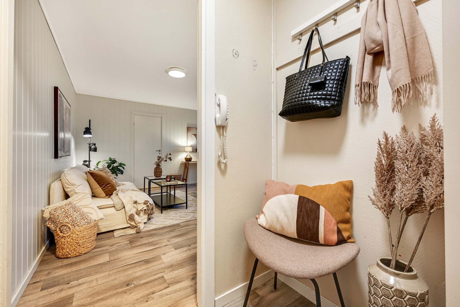 Entre med plass for garderobe Galleribilde