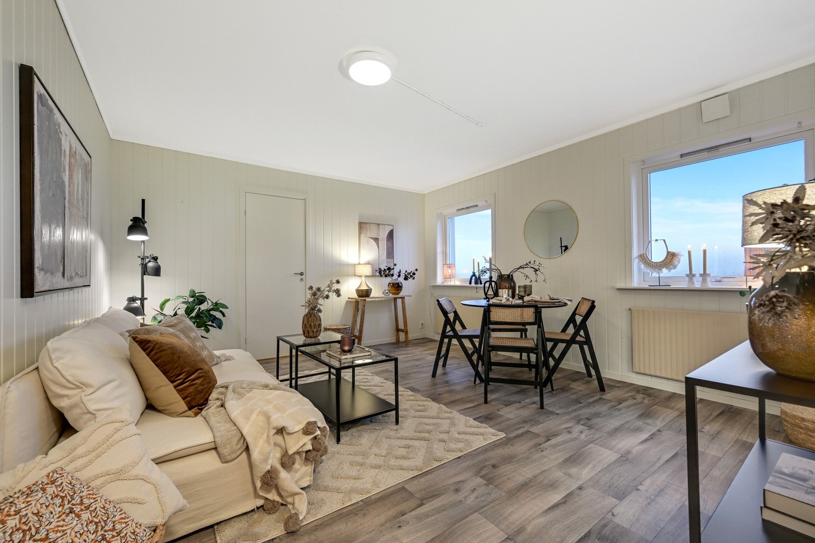 Trivelig stue med to store vinduer Galleribilde