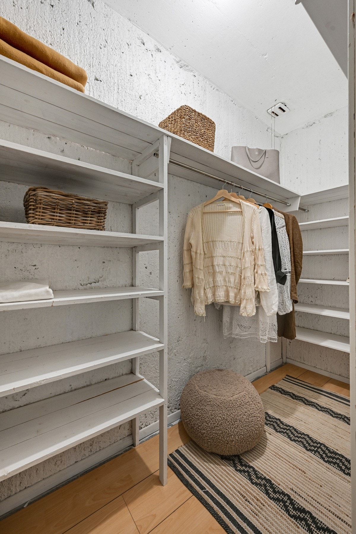 Her ser du boden/garderoberommet som har plass til litt av hvert Galleribilde