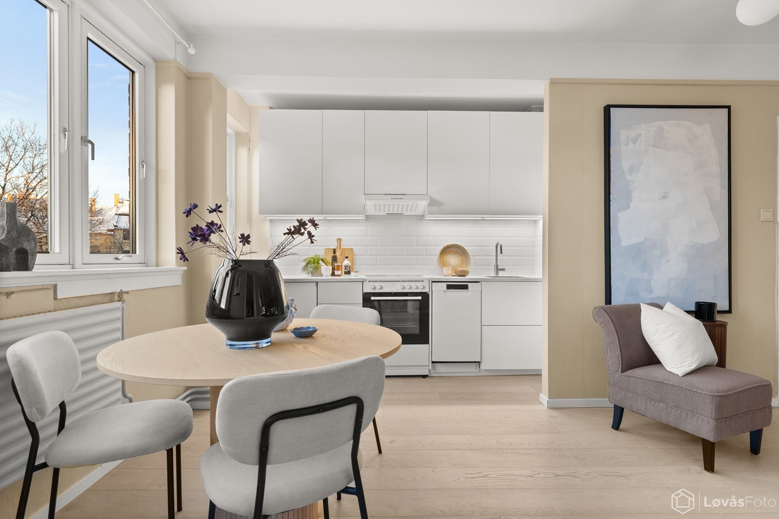 Hele leiligheten vender mot en rolig bakgård. Trafikk og støy vil ikke være sjenerende tross den sentrale beliggenheten Galleribilde