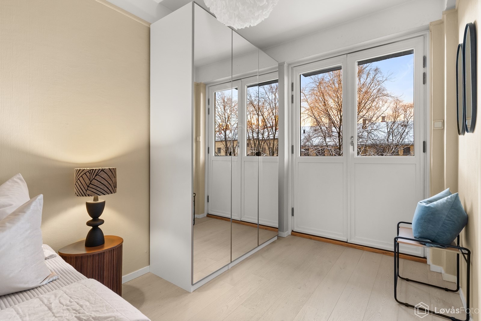 Fra soverommet har man fofløyede dører ut til balkongen Galleribilde