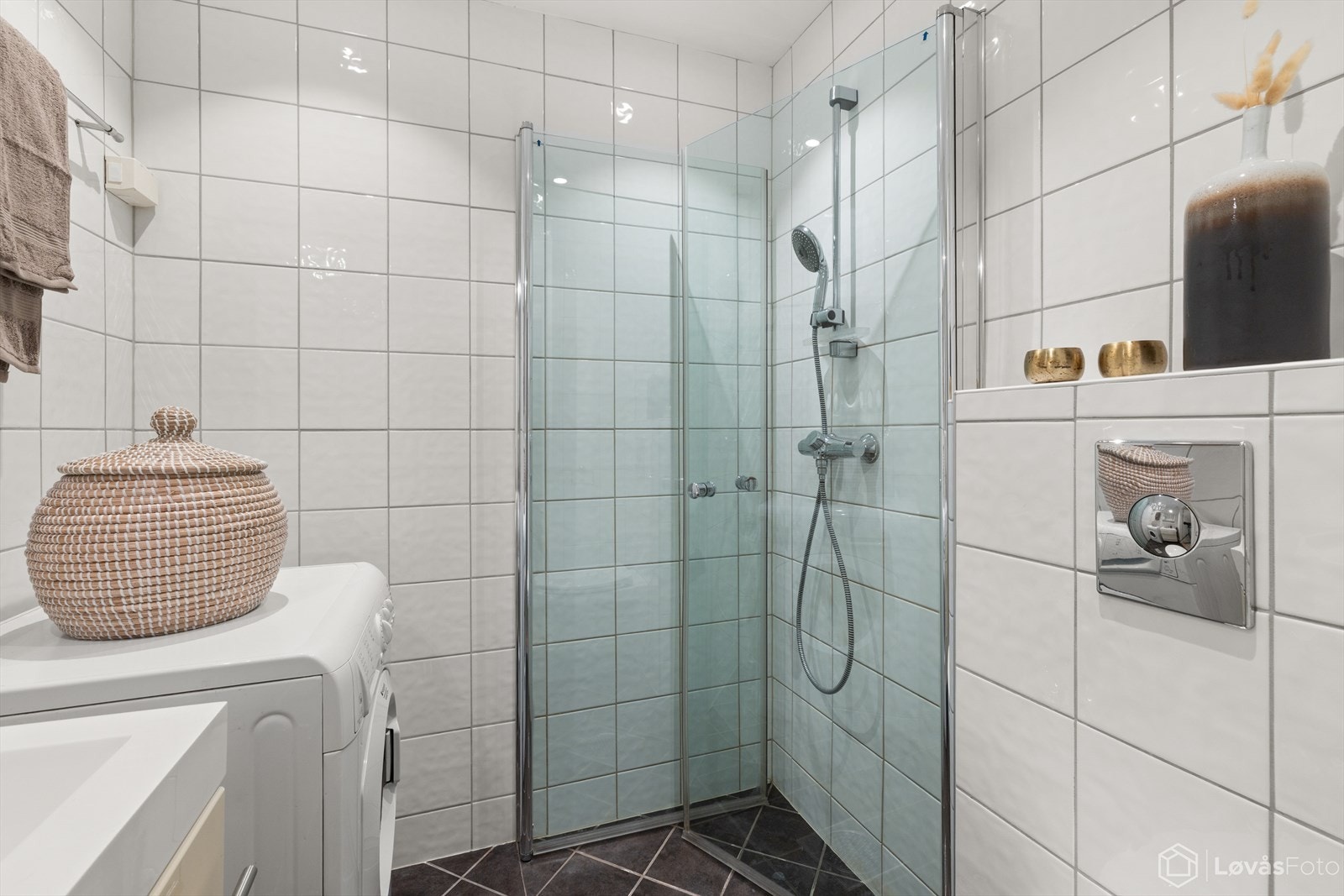 Badet har alt man trenger med bl.a. opplegg for vaskemaskin Galleribilde