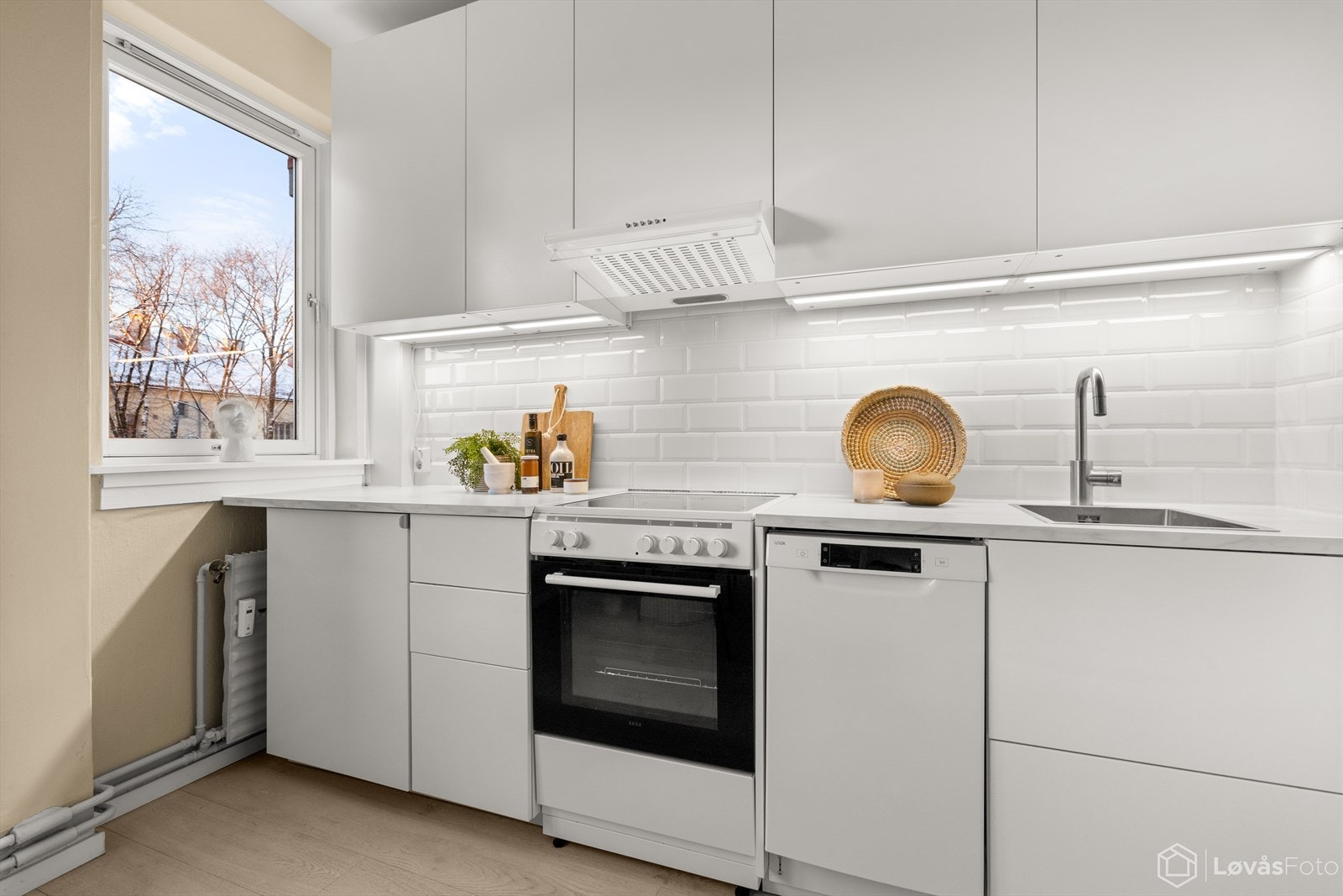 Kjøkkenet er fra 2019. Her medfølger komfyr, oppvaskmaskin samt integrert kjøleskap Galleribilde