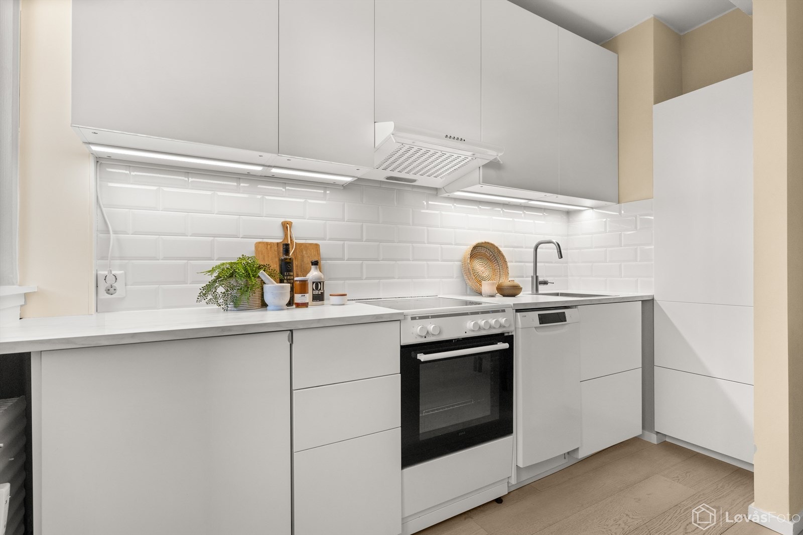 Innredningen har lyse slette fronter Galleribilde