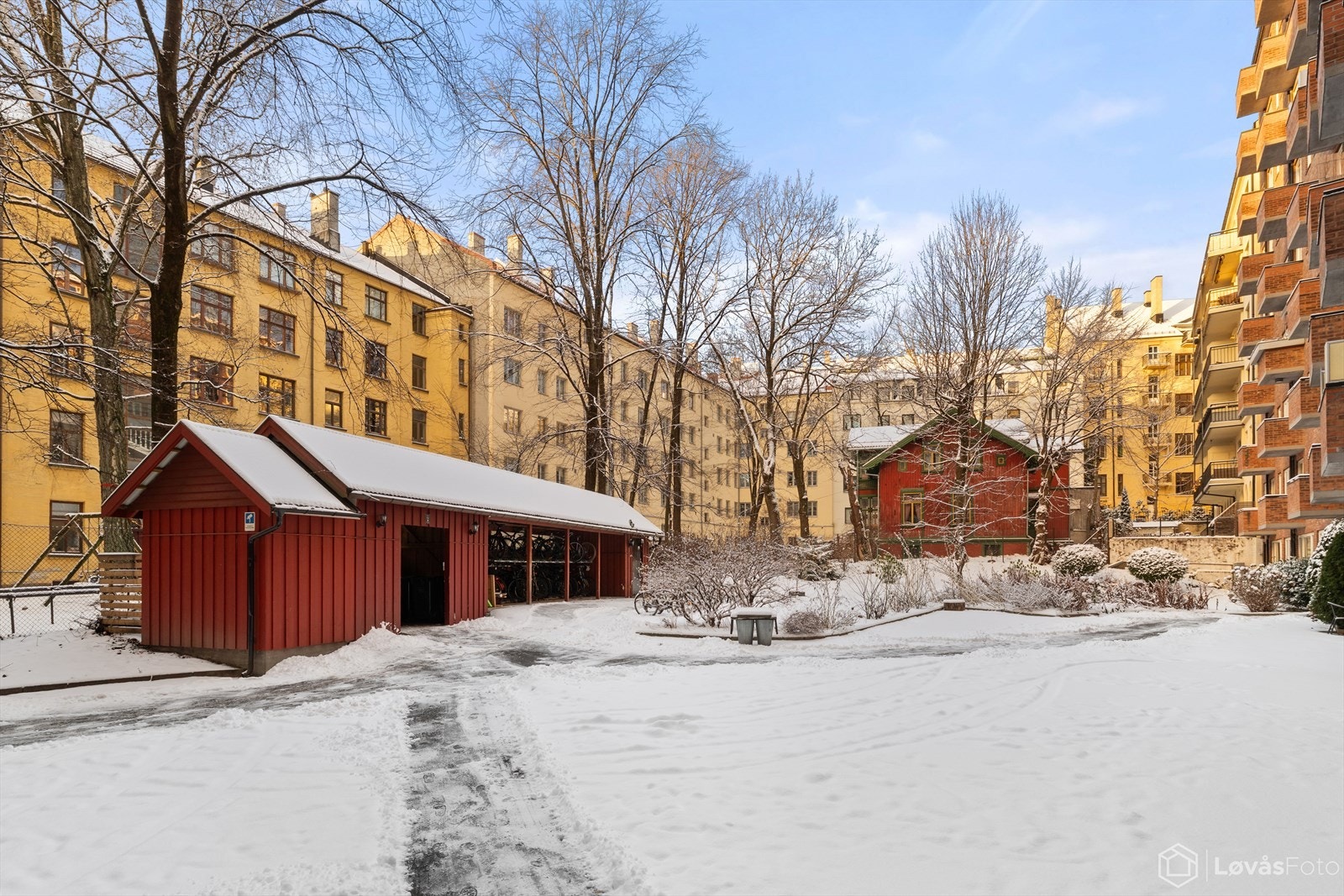 Sameiet har en stor og pent opparbeidet bakgård Galleribilde