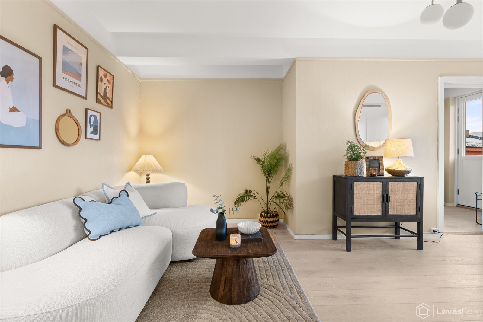 Stue og kjøkken er et åpent rom, som dermed gir god plass både til sofagruppe og spisebord Galleribilde