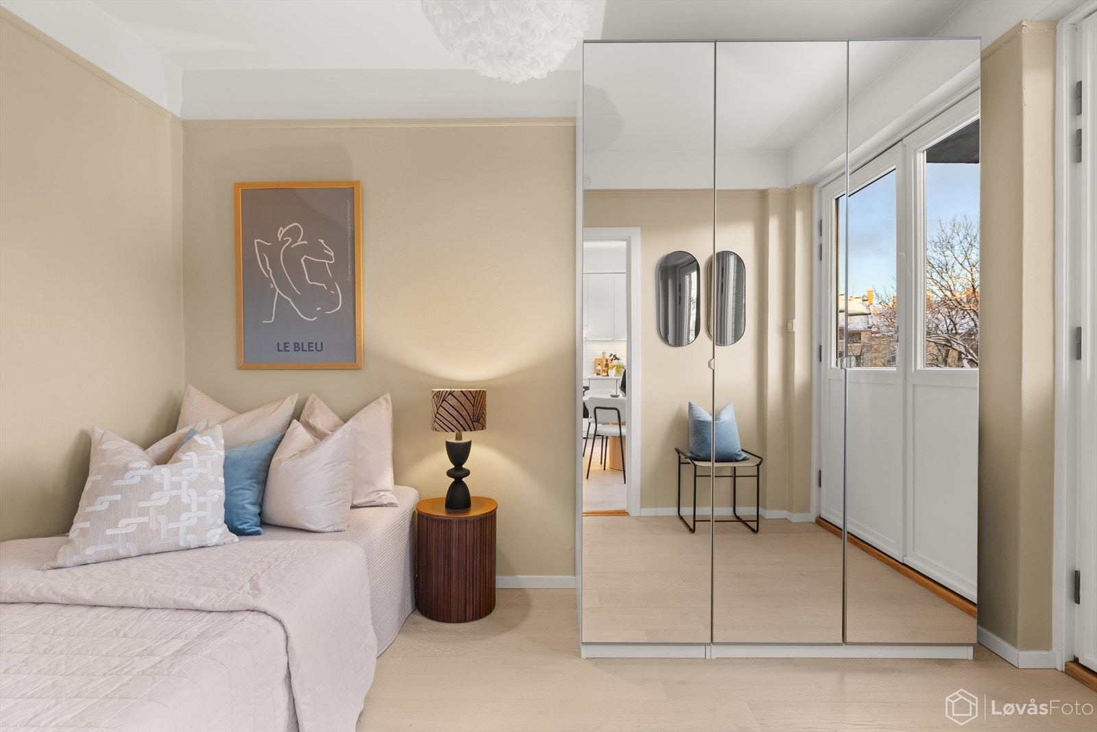 Soverommet har plass til dobbeltseng og garderobeskap Galleribilde