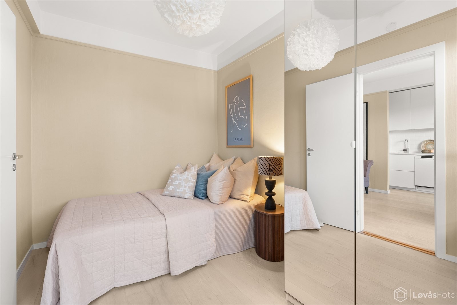 Det medfølgende garderobeskapet er ikke fastmontert og man kan således enkelt endre plasseringen Galleribilde