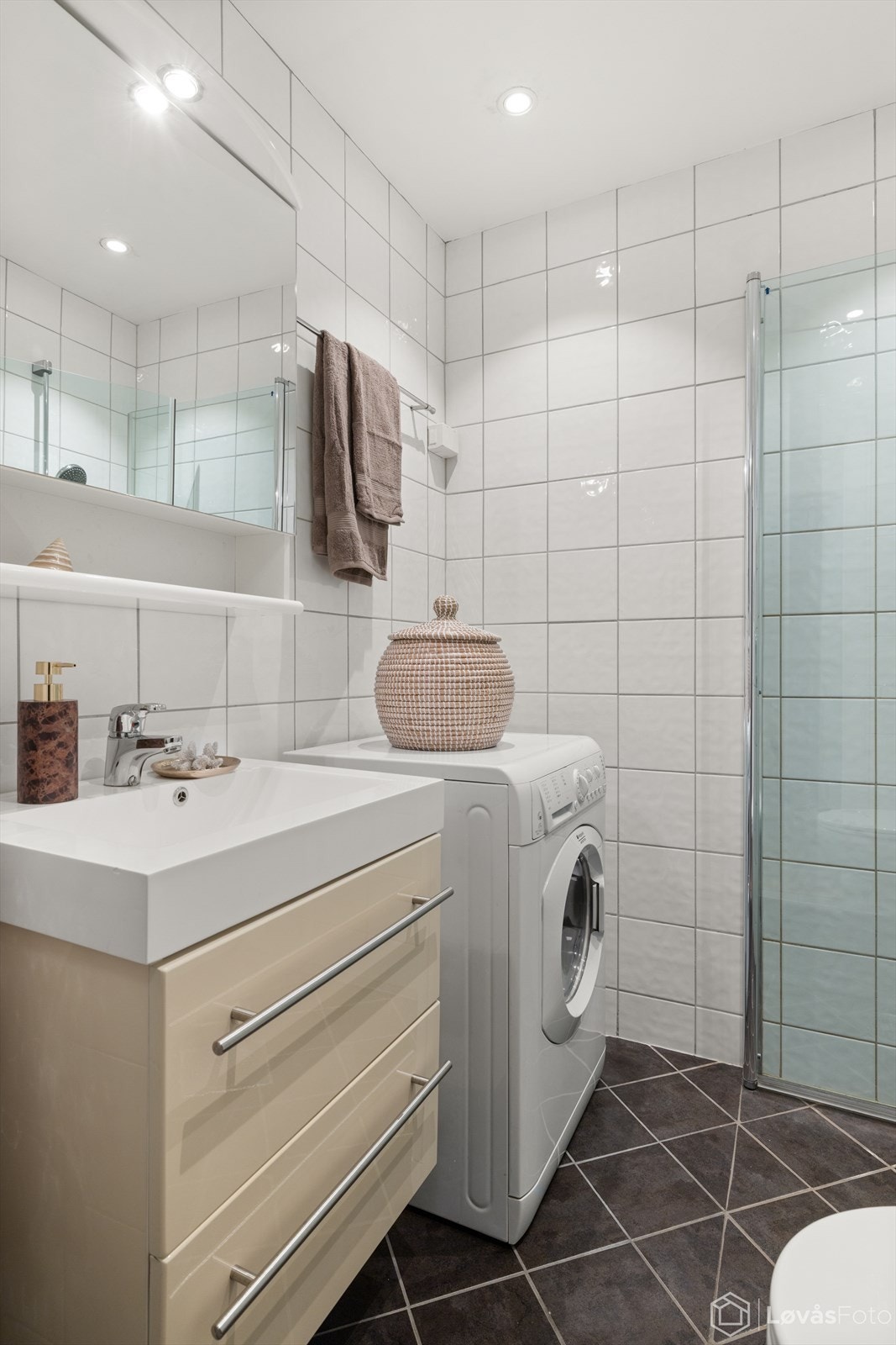 Pent flislagt bad med gulvvarme Galleribilde