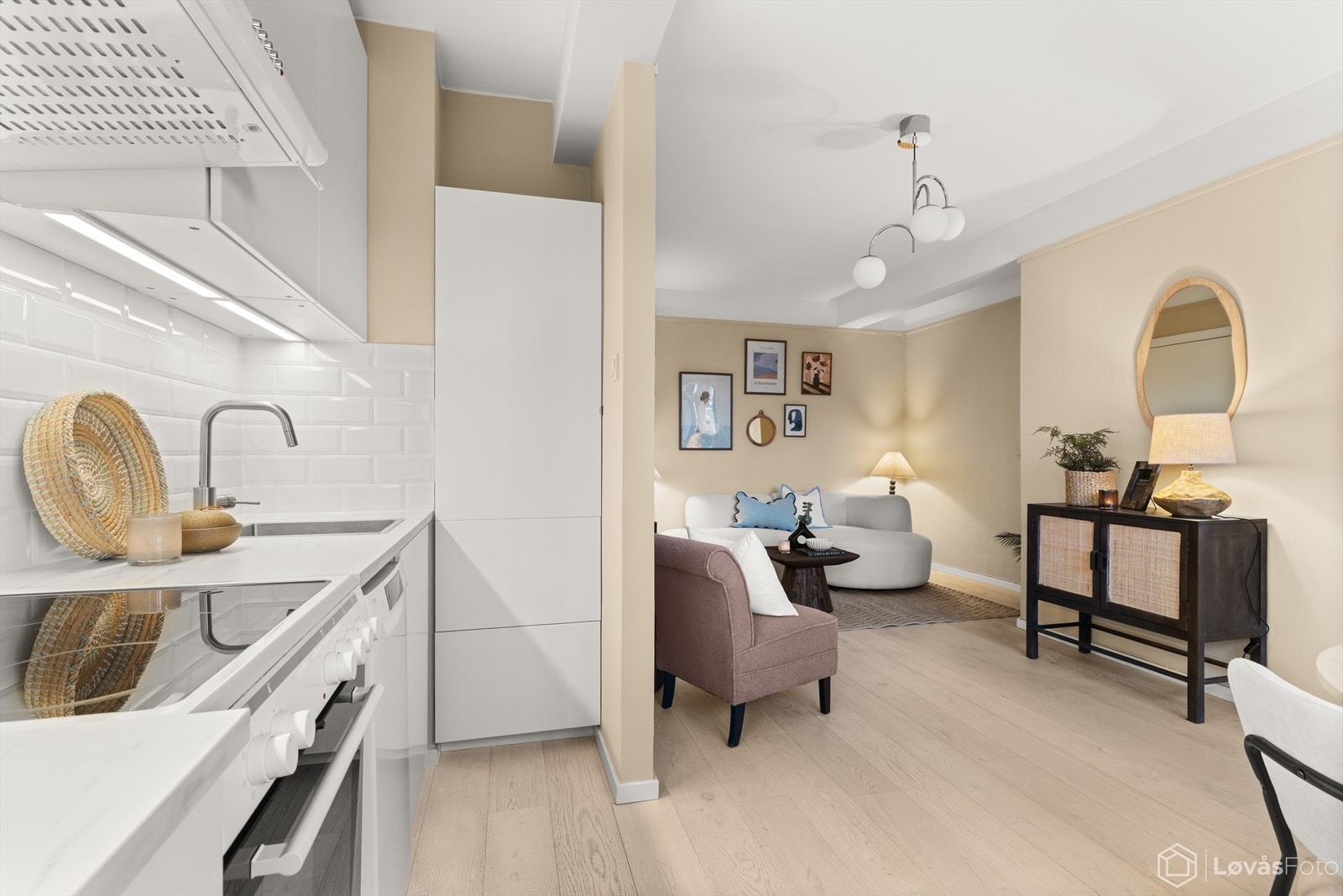 Det er i hele boligen lagt enstavs lys parkett Galleribilde