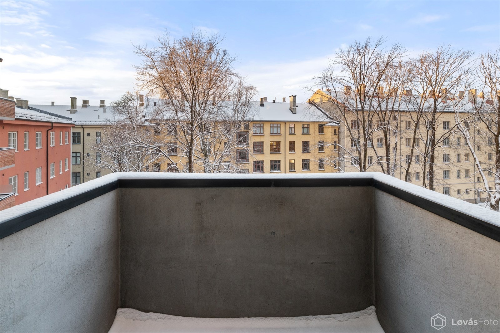 Balkongen vender mot bakgård Galleribilde