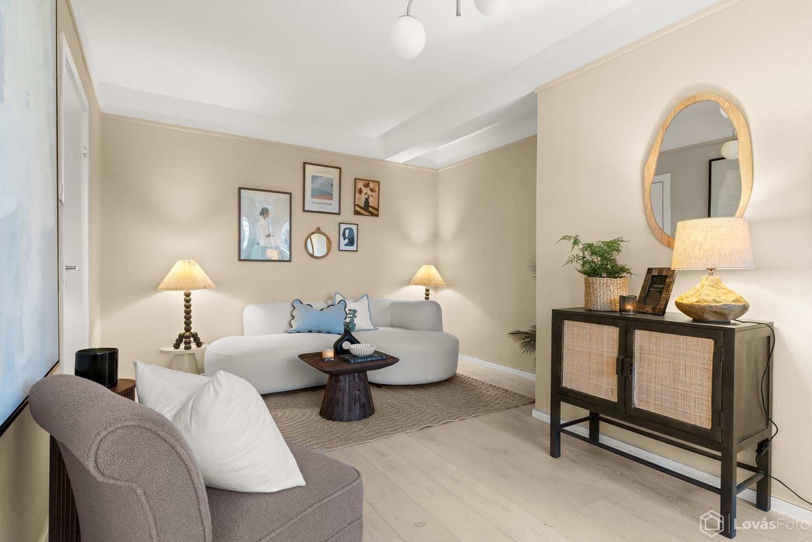 Hyggelig stue som er holdt i delikate farger Galleribilde