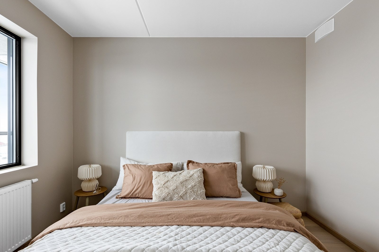 Her er god plass til å innrede med stor seng og nattbord. Galleribilde