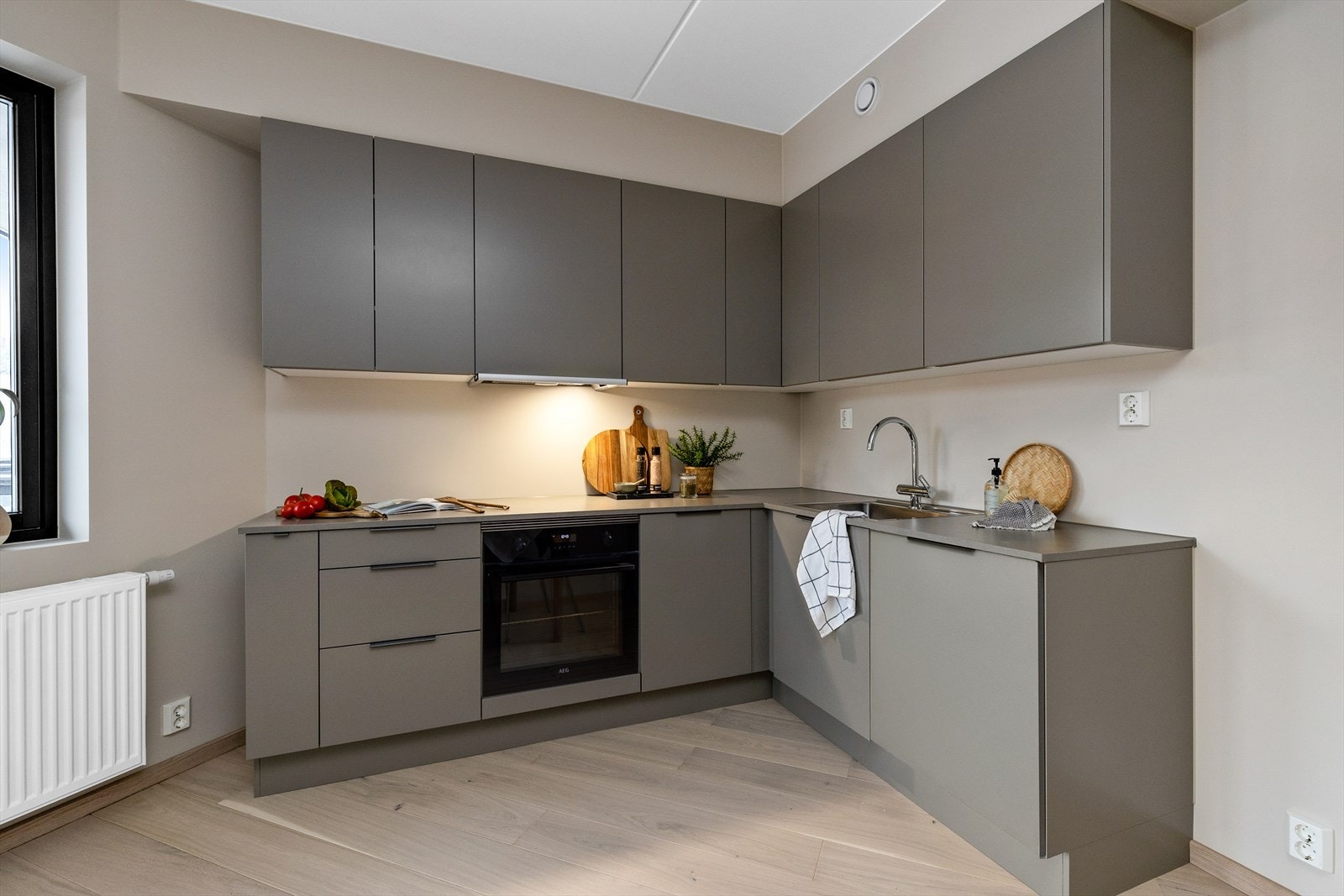 Lekkert kjøkken med innredning fra HTH. Hvitevarer medfølger ikke, men det er satt klar plass til stekeovn, platetopp, oppvaskmaskin og kjøleskap. Galleribilde