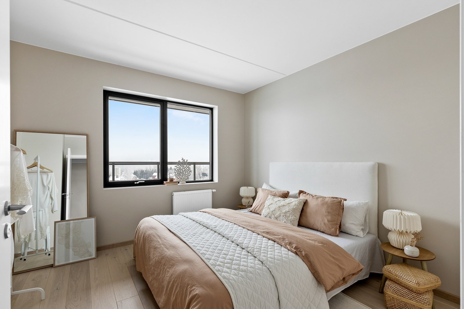 Lyst og romslig hovedsoverom. Dette er 1 av 2 soverom i leiligheten. Galleribilde