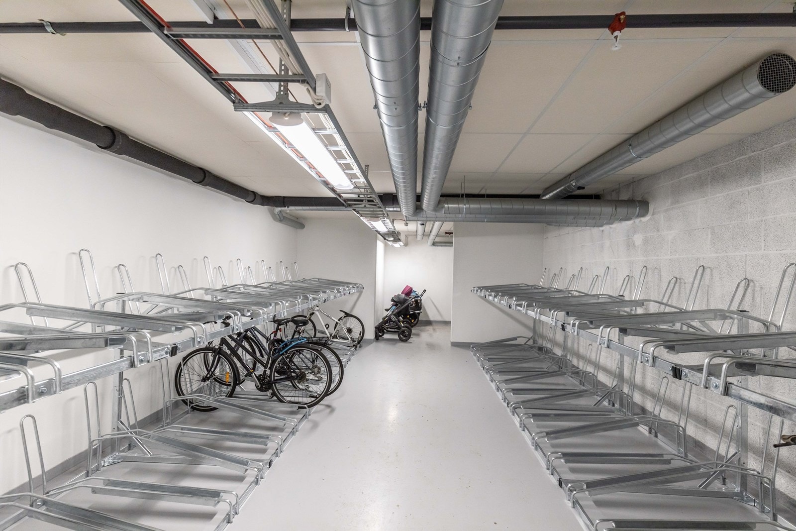 Sykkelrom med stativer slik at du kan låse sykkelen Galleribilde