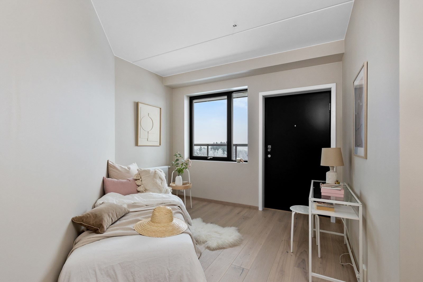 Soverom 2 har direkte adkomst til svalgang som også fungerer som nødutgang. Galleribilde