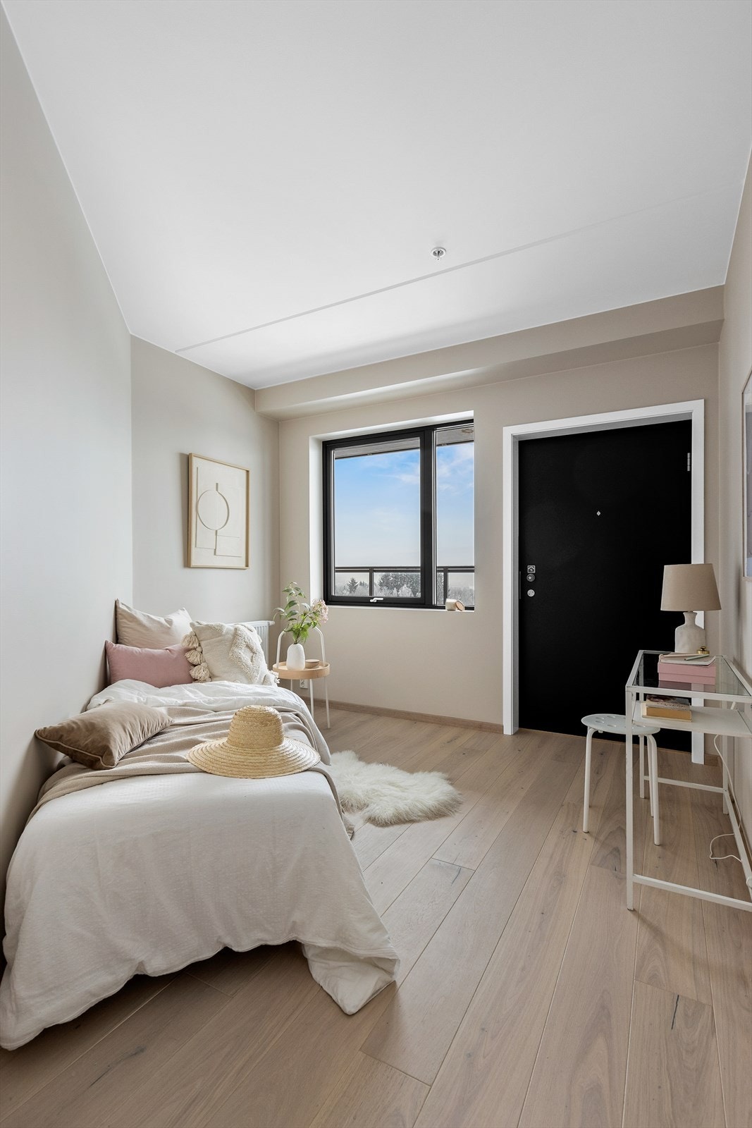 Soverom 2 er også av god størrelse med god plass til å innrede med seng og annet ønsket møblement. Galleribilde