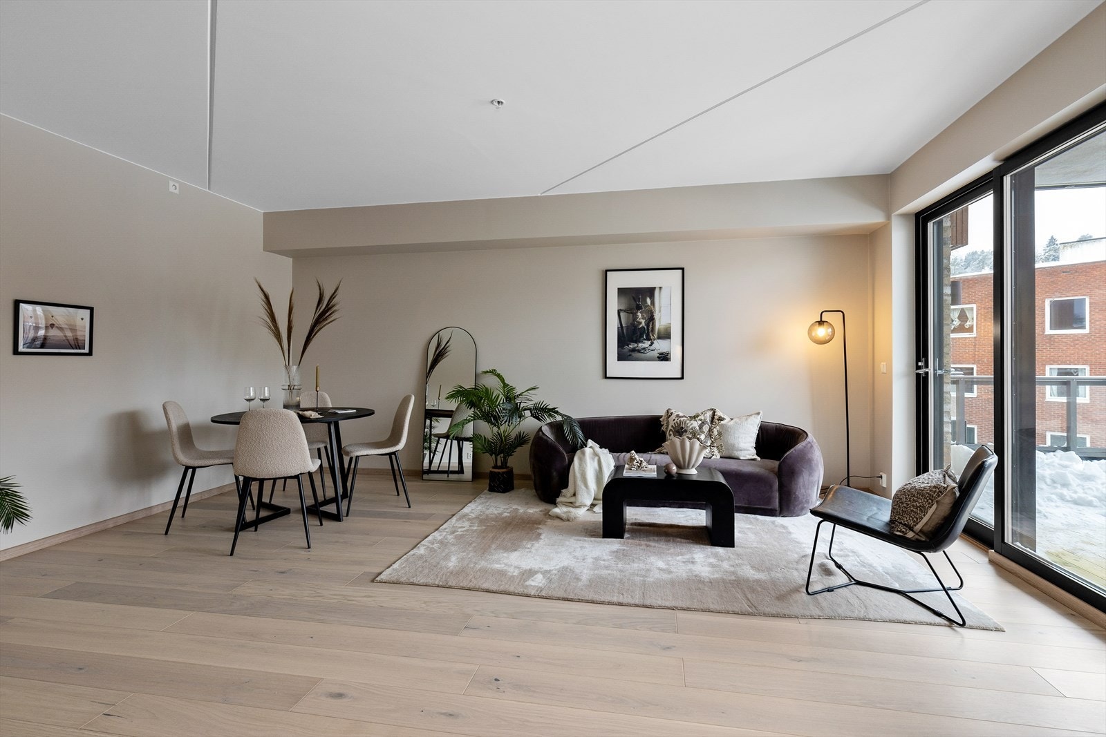 Stuen har god plass til å innrede med både en deilig sofagruppe samt en hyggelig spisegruppe. Galleribilde