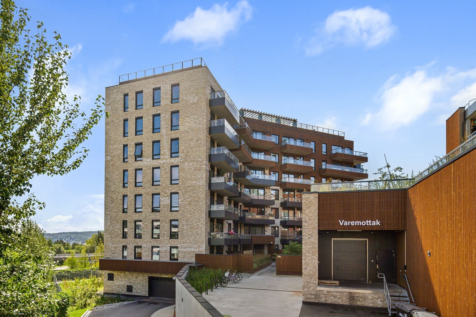 Fasade. Dagligvarekjeden Rema 1000 har lokaler like foran aktuell boligblokk. Kiwi ligger like over veien, kun 1 min gange fra leiligheten. Galleribilde