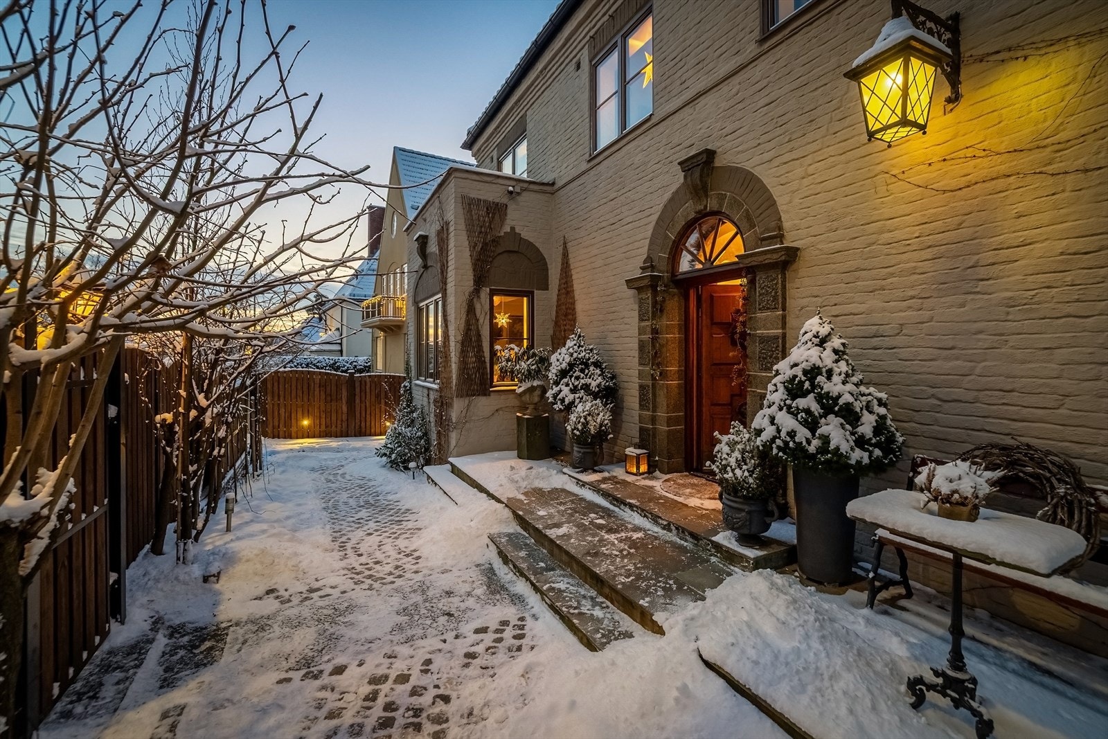 Tomten er på 979 kvm og har et parkmessig preg med natursteinbelagte uteplasser, beplantning og flere nivåer som følger terrenget Galleribilde