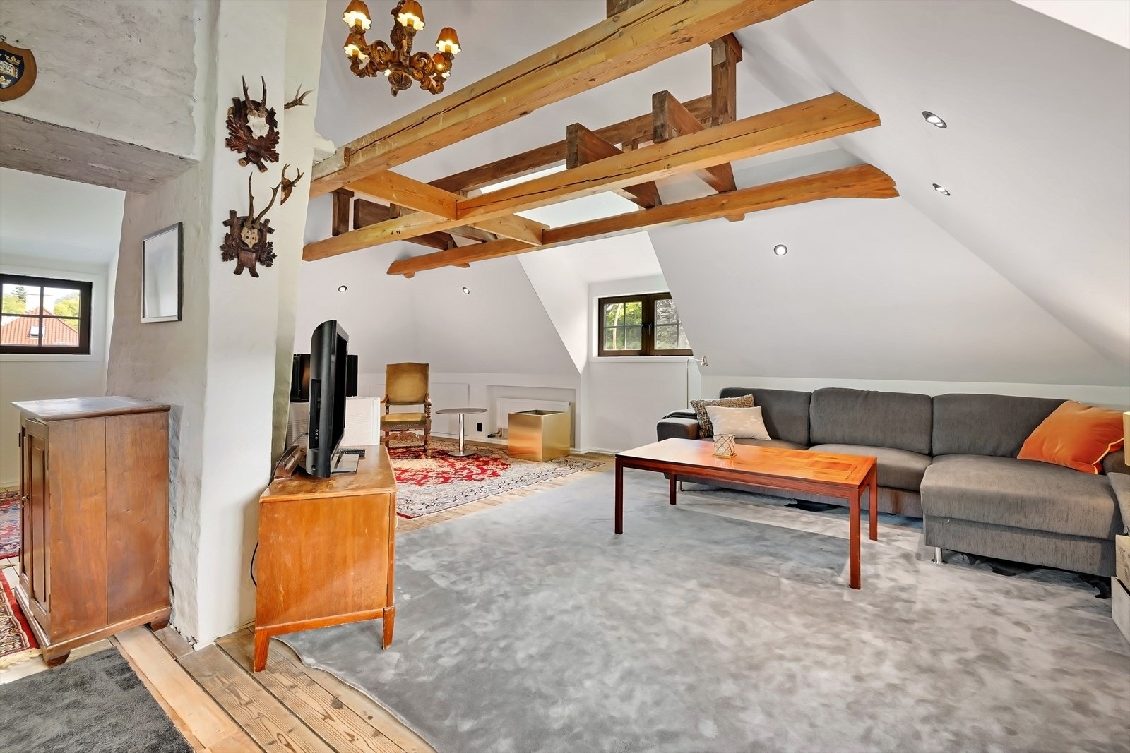 Loft med mange bruksmuligheter. 53 kvm med gulvareal på 64 kvm. I henhold godkjente byggetegninger er loftet byggemeldt som loftsbod. Galleribilde