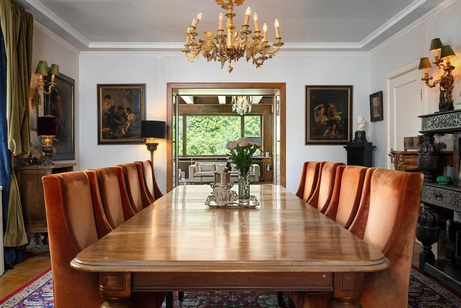 Romslig spisestue med god plass til langbord Galleribilde