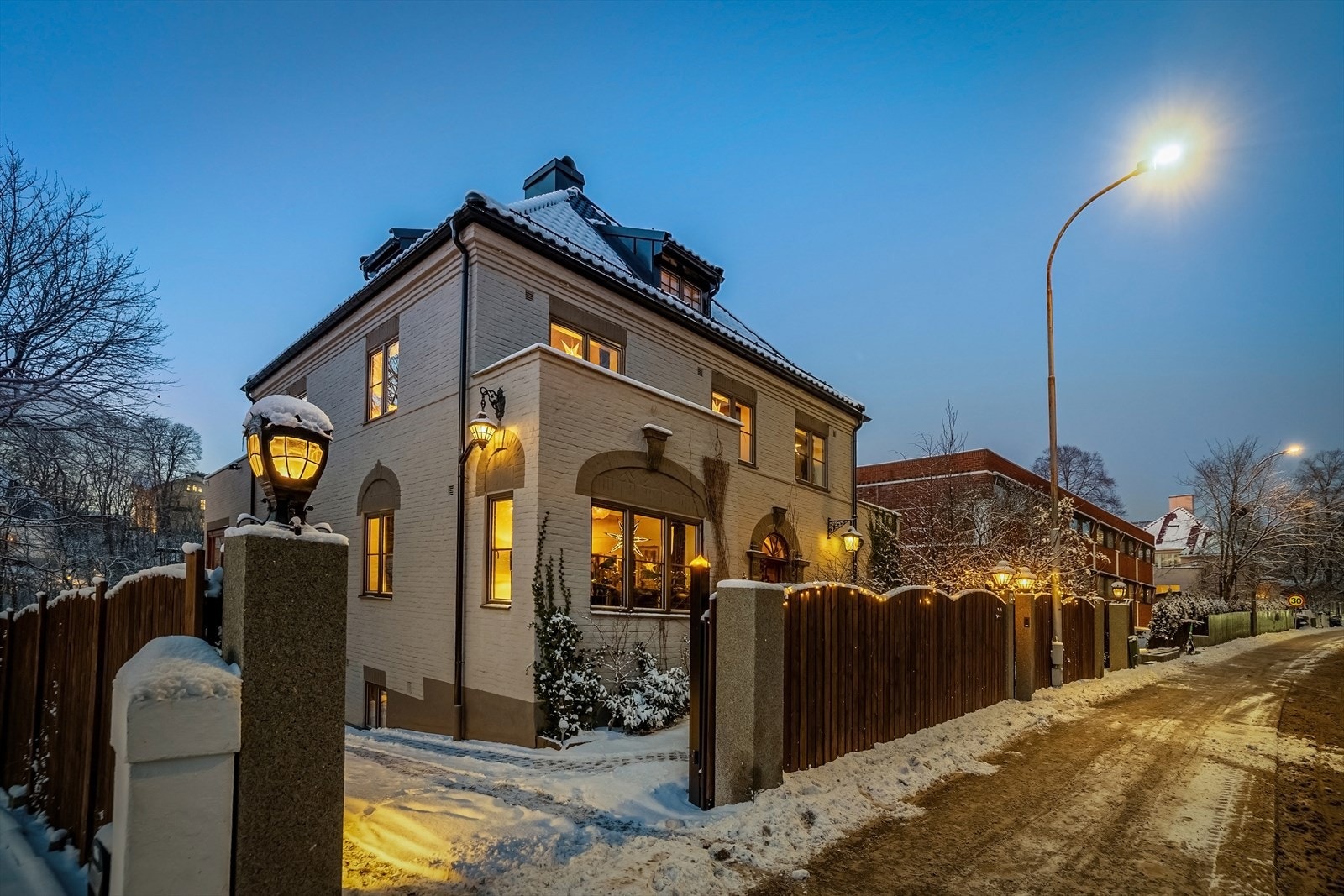 Eiendommen har innkjørsel på begge sider av villaen, hvorav den ene leder til en integrert garasje Galleribilde