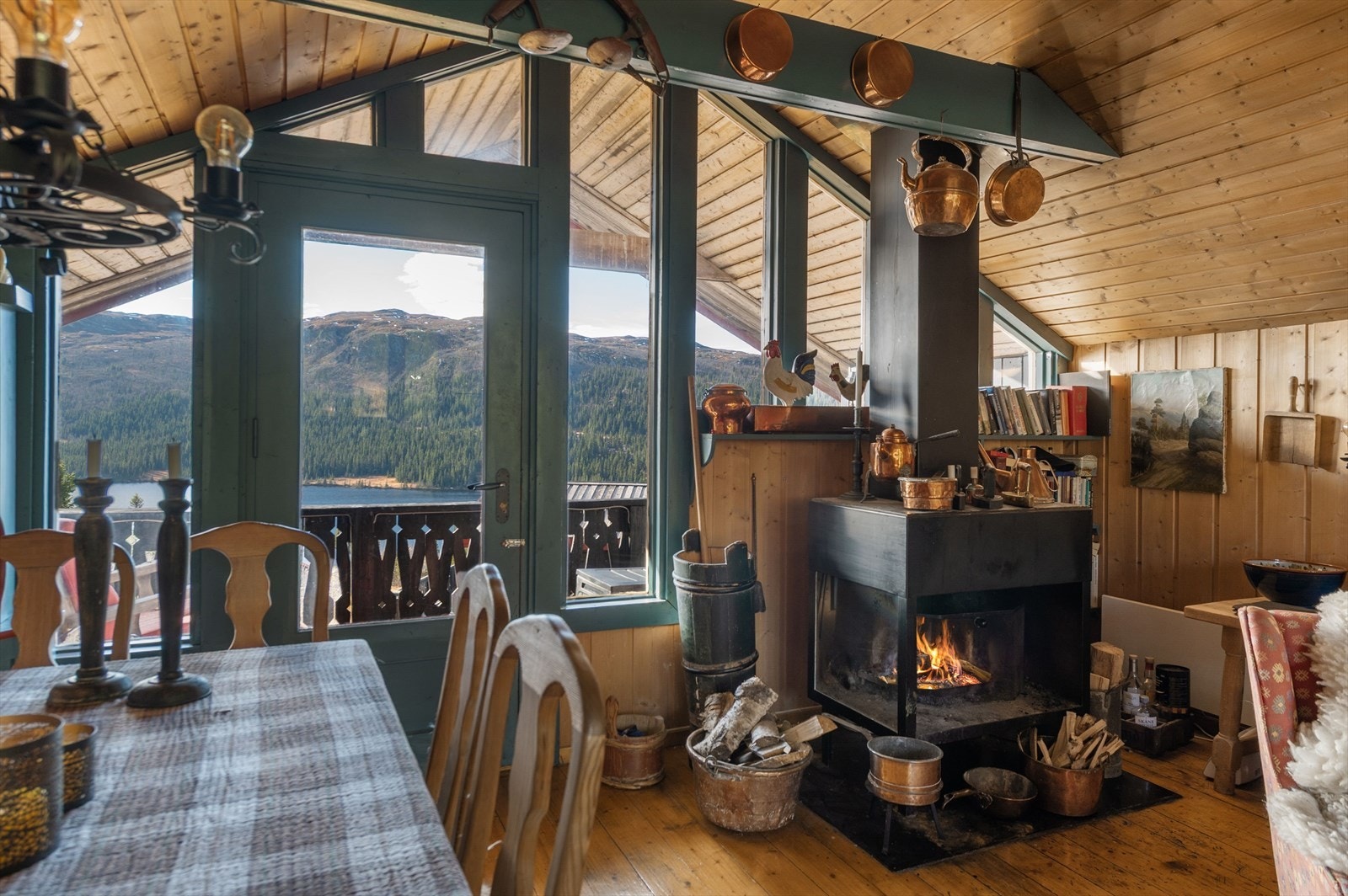 Fra stua er det utgang til balkong. Galleribilde