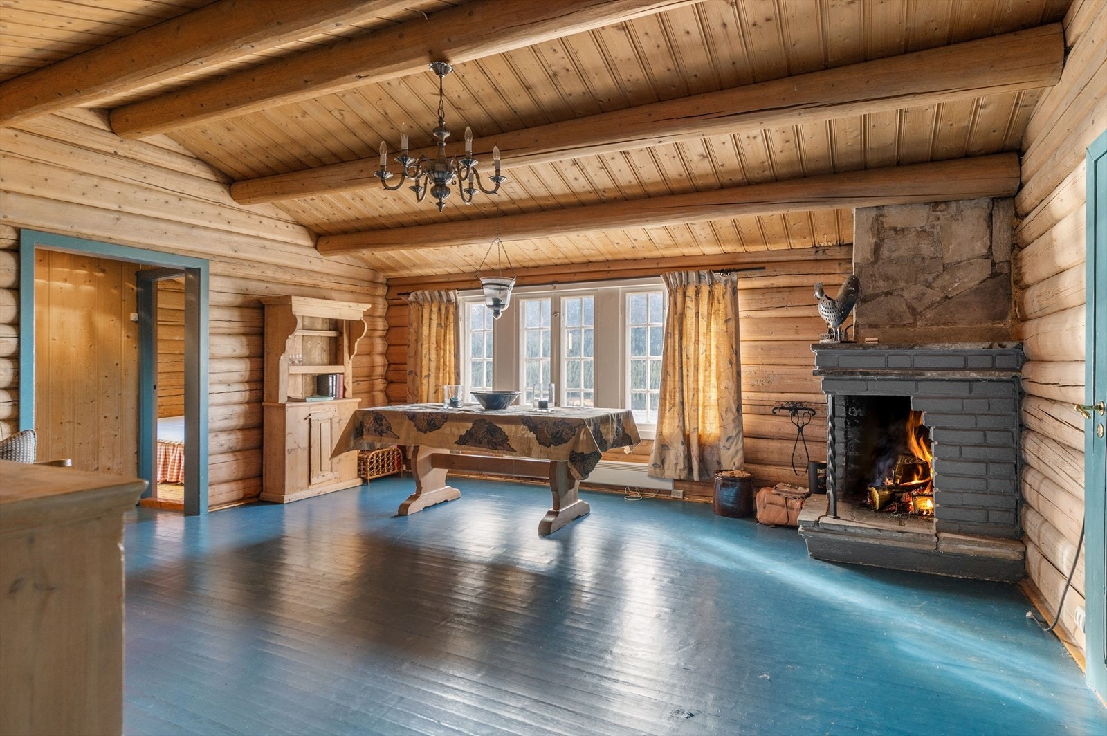 Romslig stue med peisovn. Galleribilde