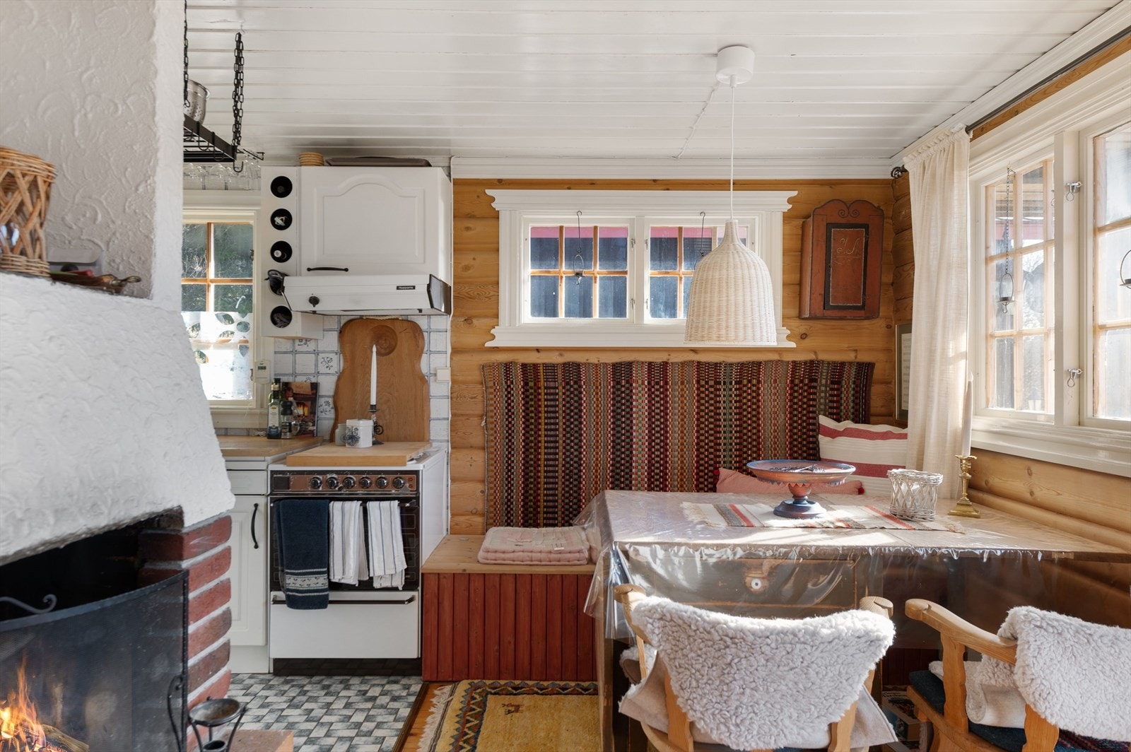 Spisebord hvor man kan nyte en god middag. Galleribilde