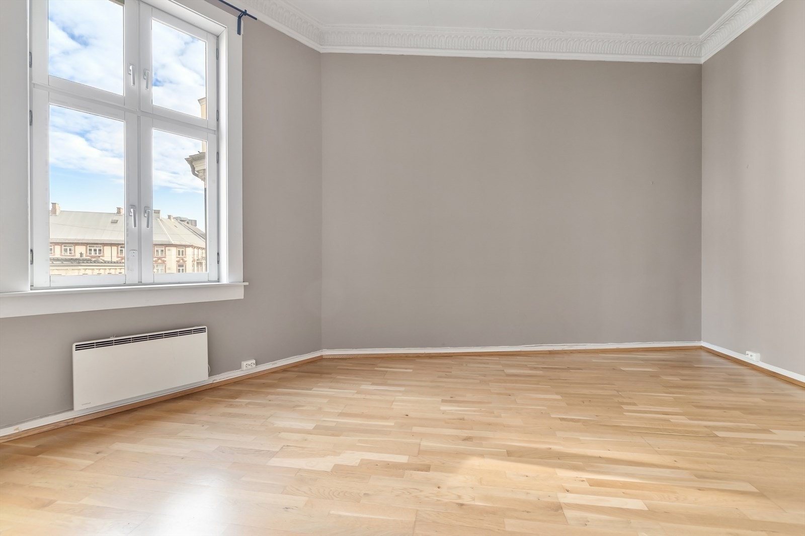 Leiligheten har i dag to romslige soverom. Det antas mulig å flytte kjøkkenet til dette rommet hvis man vil bygge om, se alt. planløsning Galleribilde