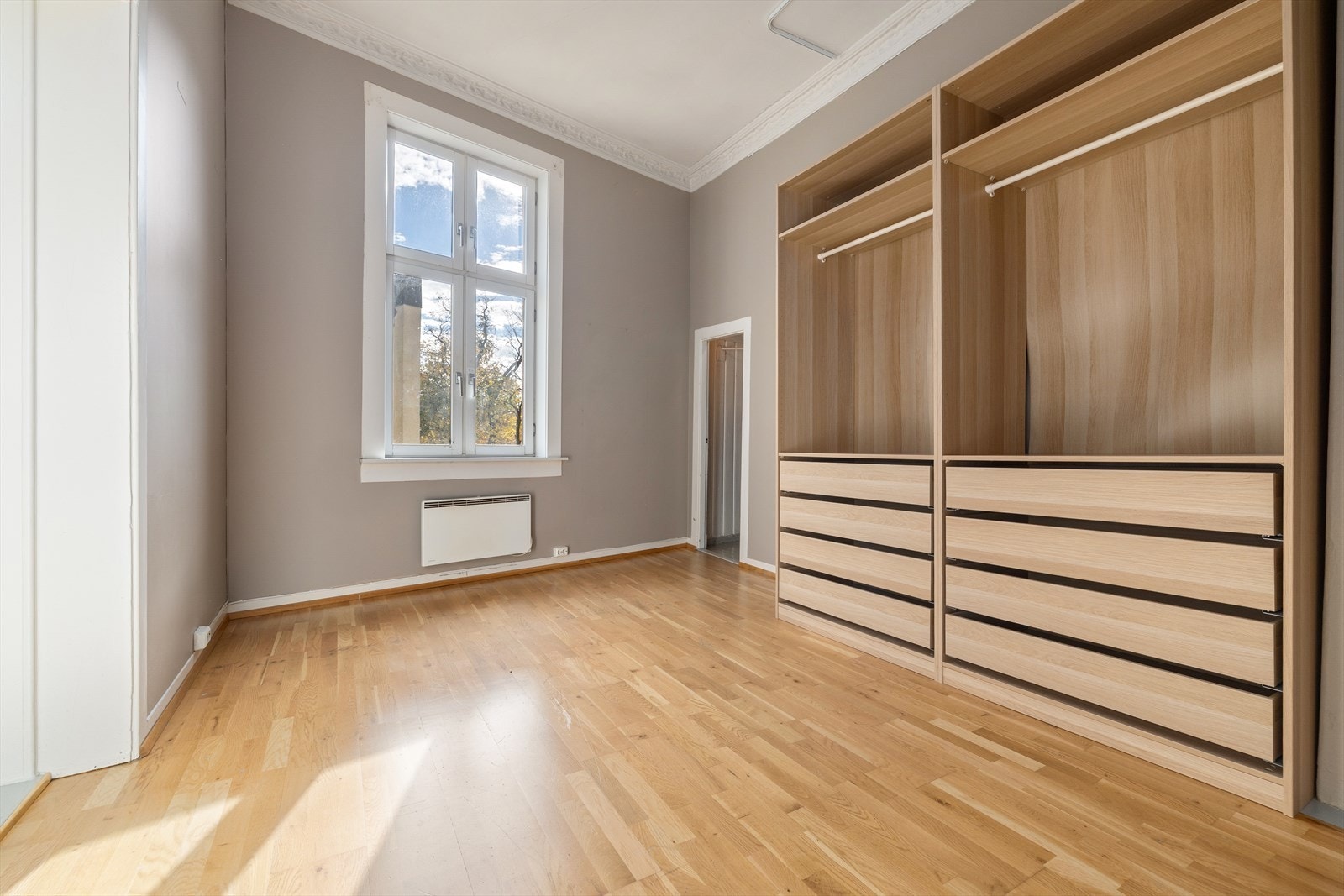 Soverom 2 ligger langs siden av bygget og er av god størrelse Galleribilde