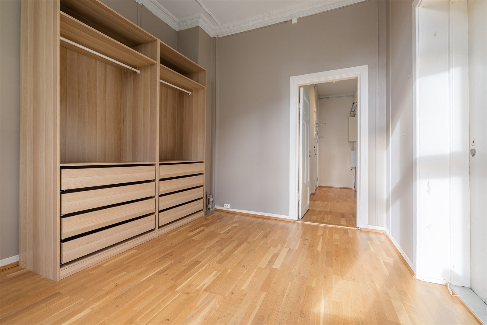 Rikelig med oppbevaring i praktisk garderobeløsning Galleribilde