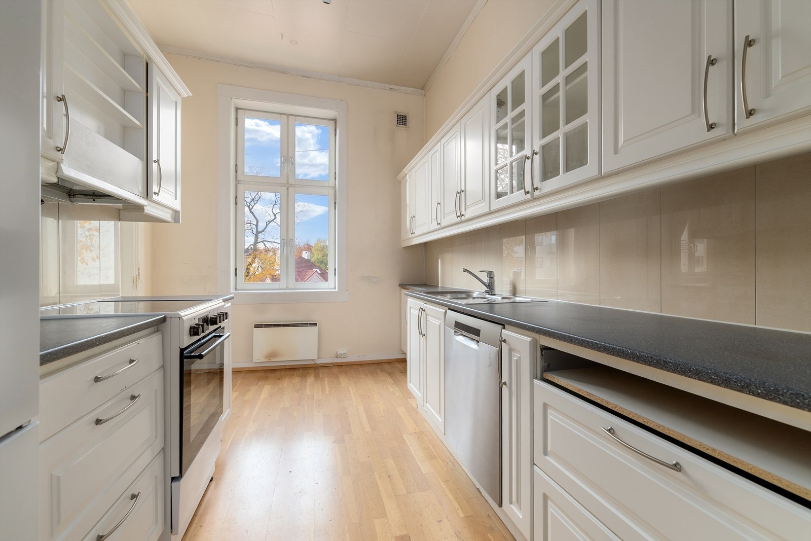 Separat kjøkken vendt mot bakgård. Det er fra dette rommet balkongen vil komme Galleribilde