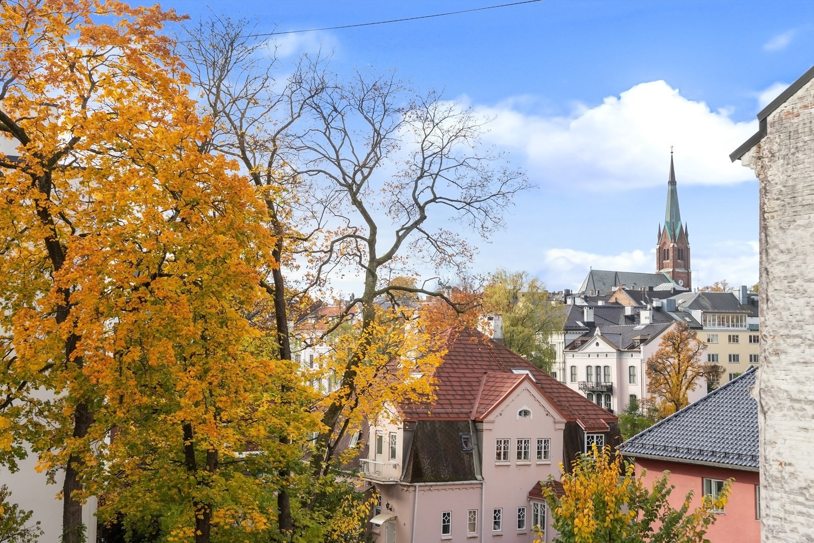 Fargerik og lekker utsikt fra kjøkkenvinduet Galleribilde