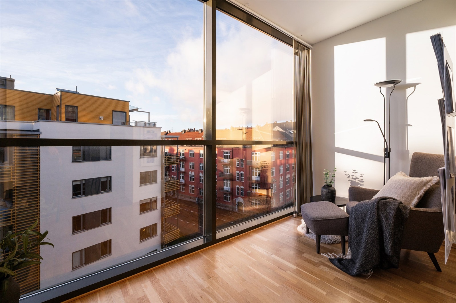 Leiligheten har heis opp til 6.etasje og flotte vinduer fra gulv til tak i begge plan Galleribilde