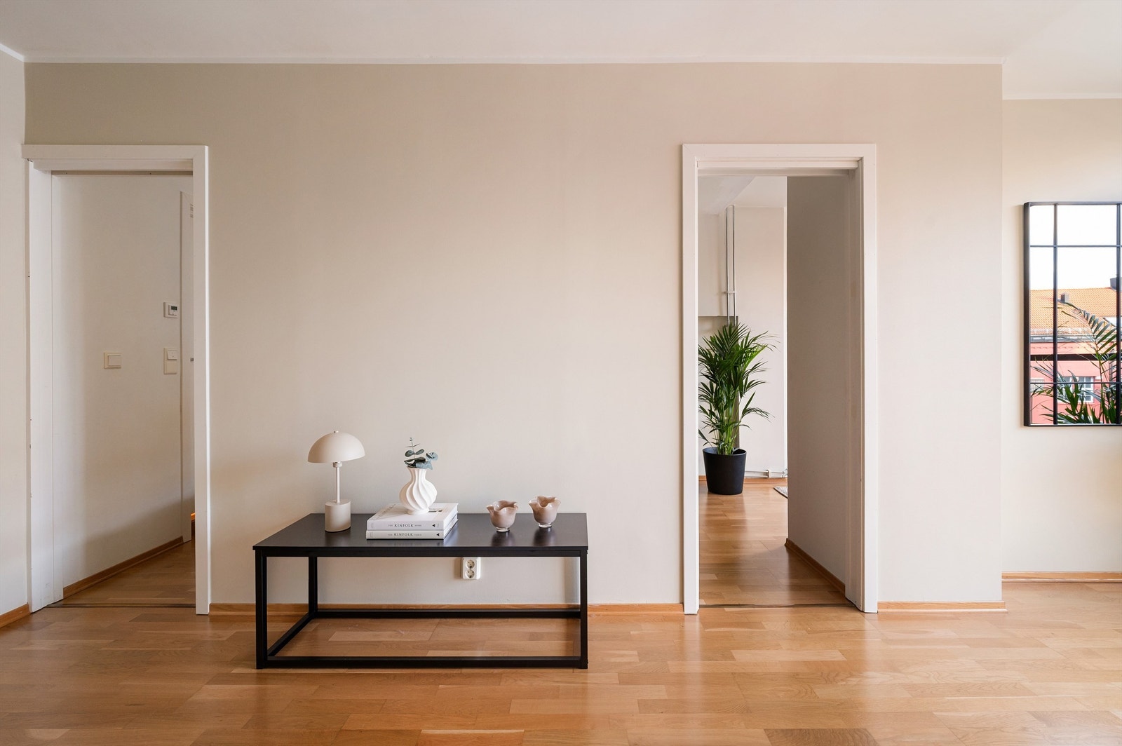 Tv-stuen er malt i moderne farger. 3-stavs parkettgulv er gjennomgående i leiligheten Galleribilde