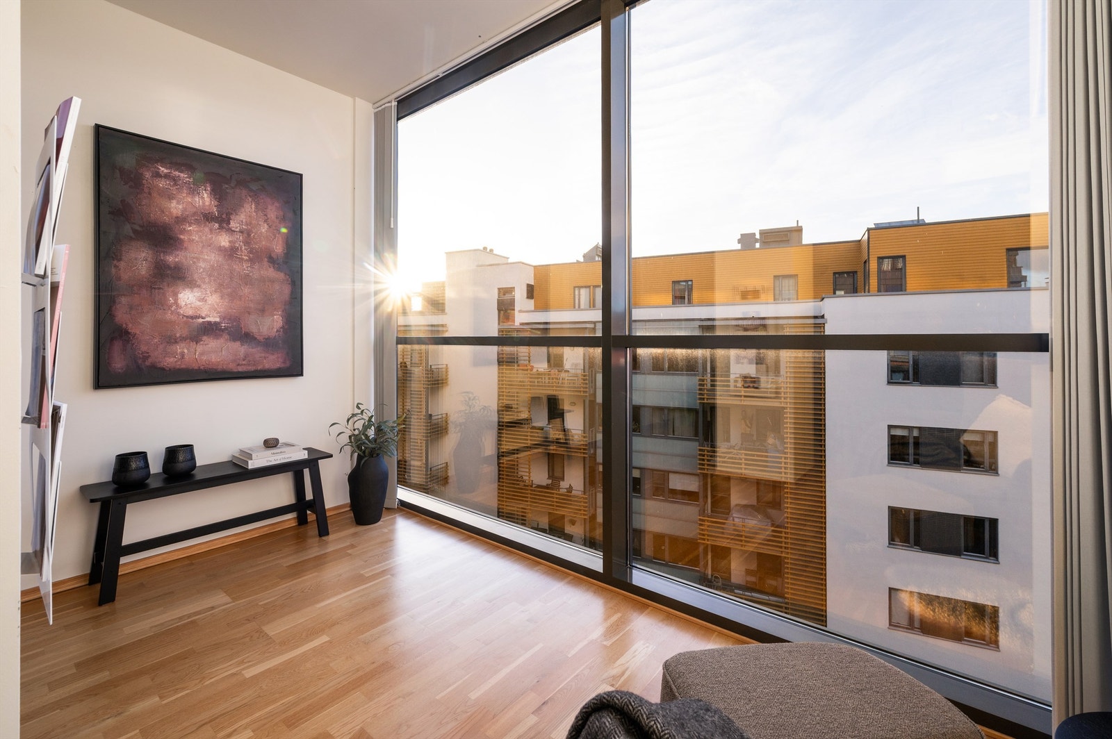 Flott lesekrok med store vinduer fra gulv til tak Galleribilde