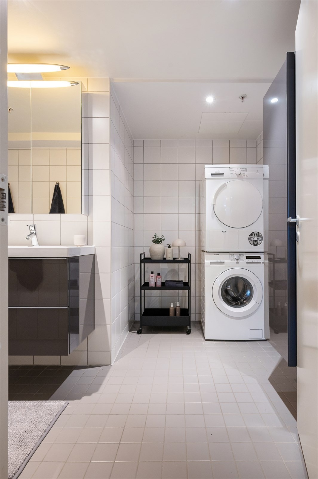 Badet har tidløse farger og materialvalg Galleribilde