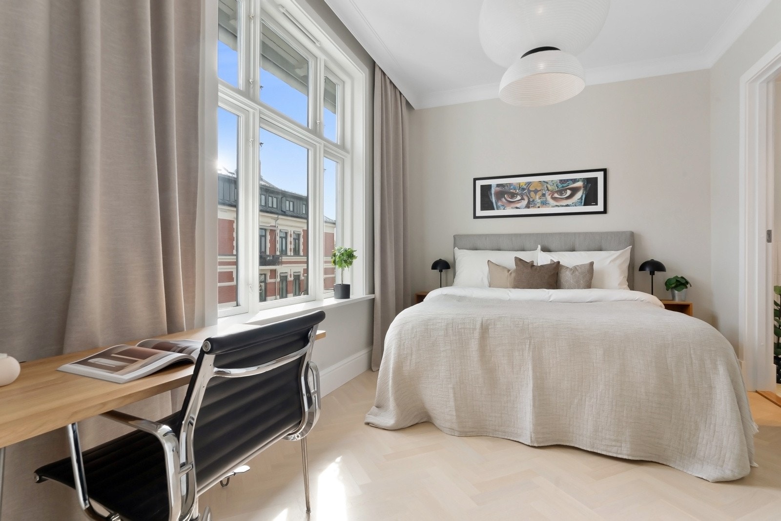 De to andre soverommene har adkomst fra hver sin side av stuen, og dette har adkomst til eget toalettrom.