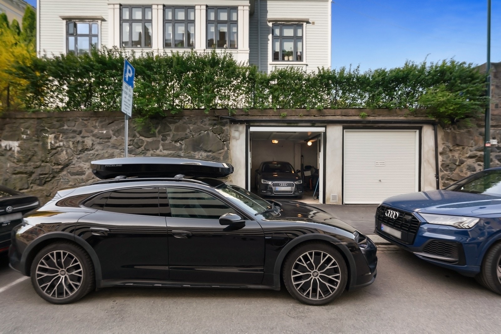 Det medfølger garasje med lader og en parkeringsplass.