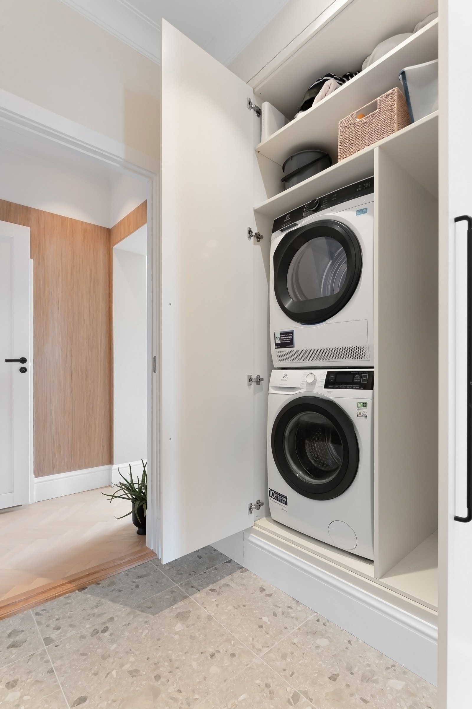 Praktisk med opplegg for vaskesøylen i garderobeskapene i hallen.