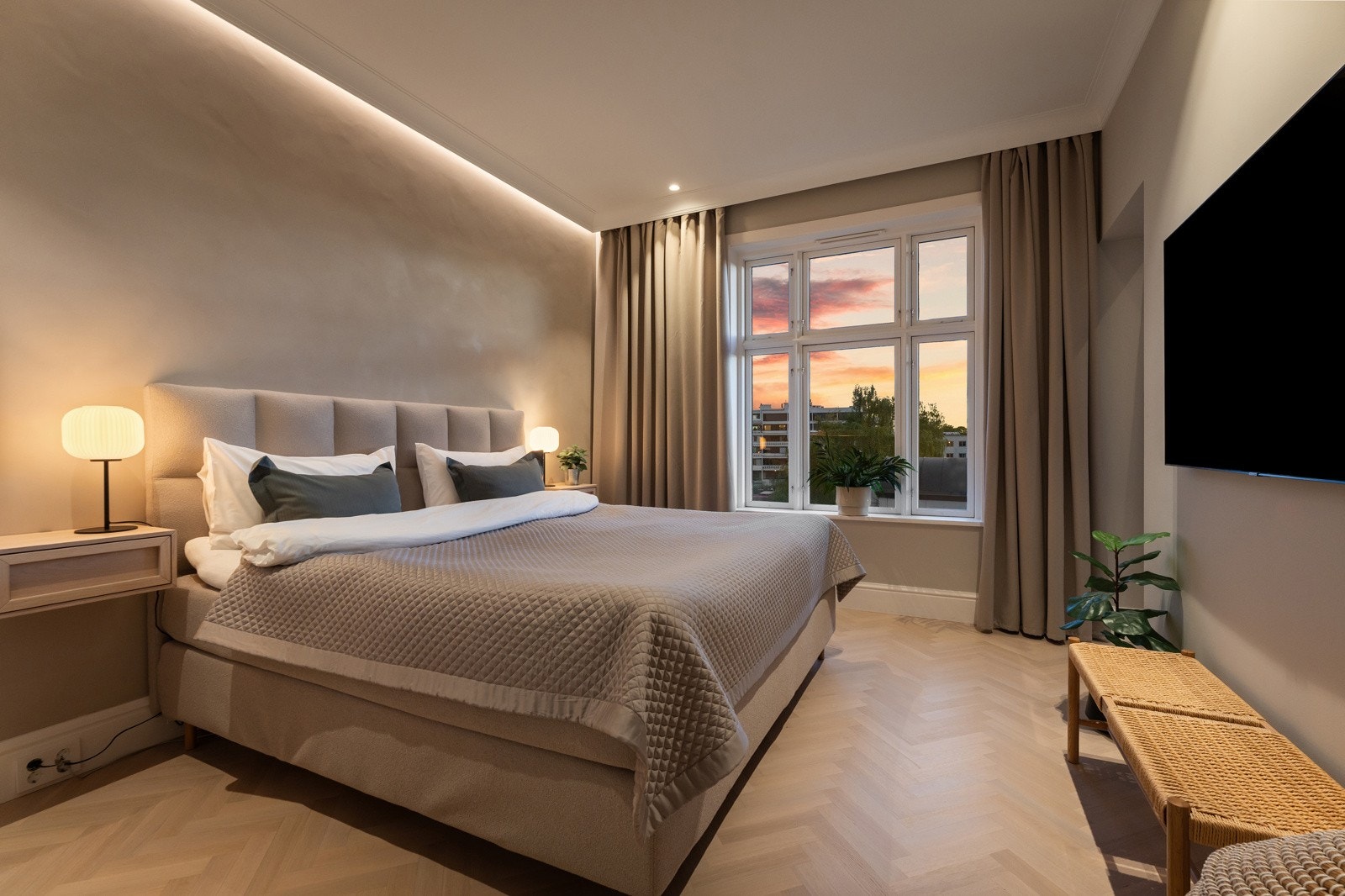 Leiligheten har tre gode soverom, inkludert en stor hovedsuite med omkledningsrom og suiteløsning til hovedbadet.