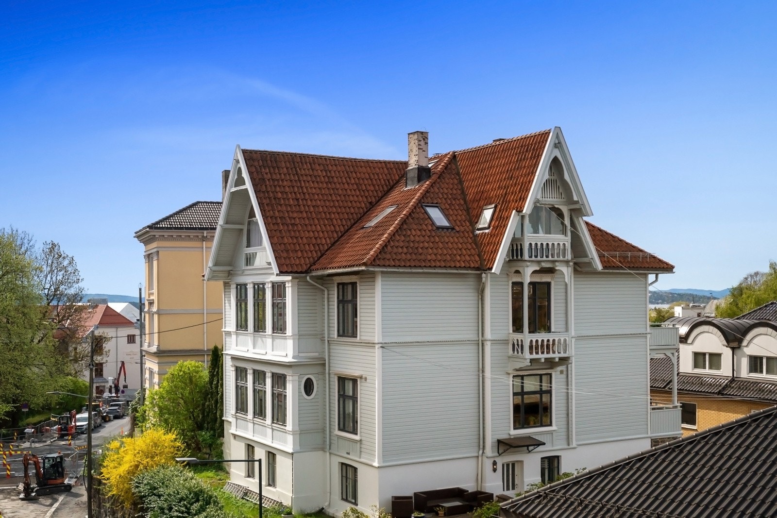 Sveitservillaen er oppført i laftet tømmer med hvitmalt kledning og smykkes av en unik staffasje som er inspirert av klassisismen, nygotikken og nyromansk stil.