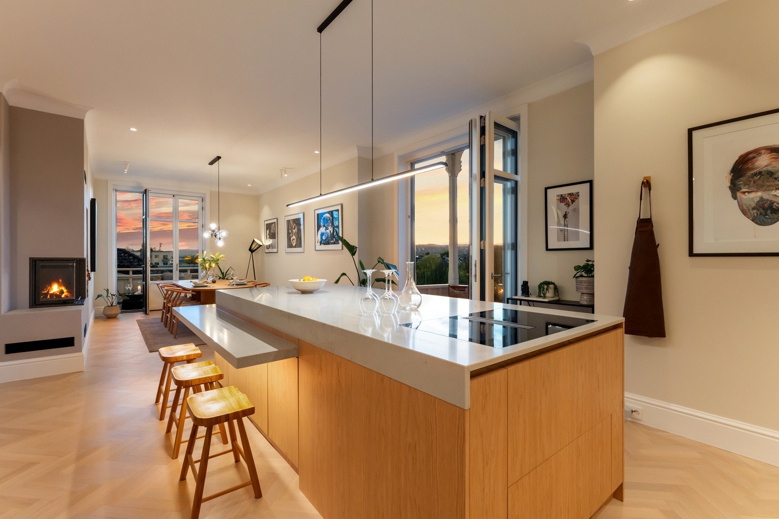 Dette har resultert i et unikt særpreg med sømløst uttrykk og et herskapelig hint.