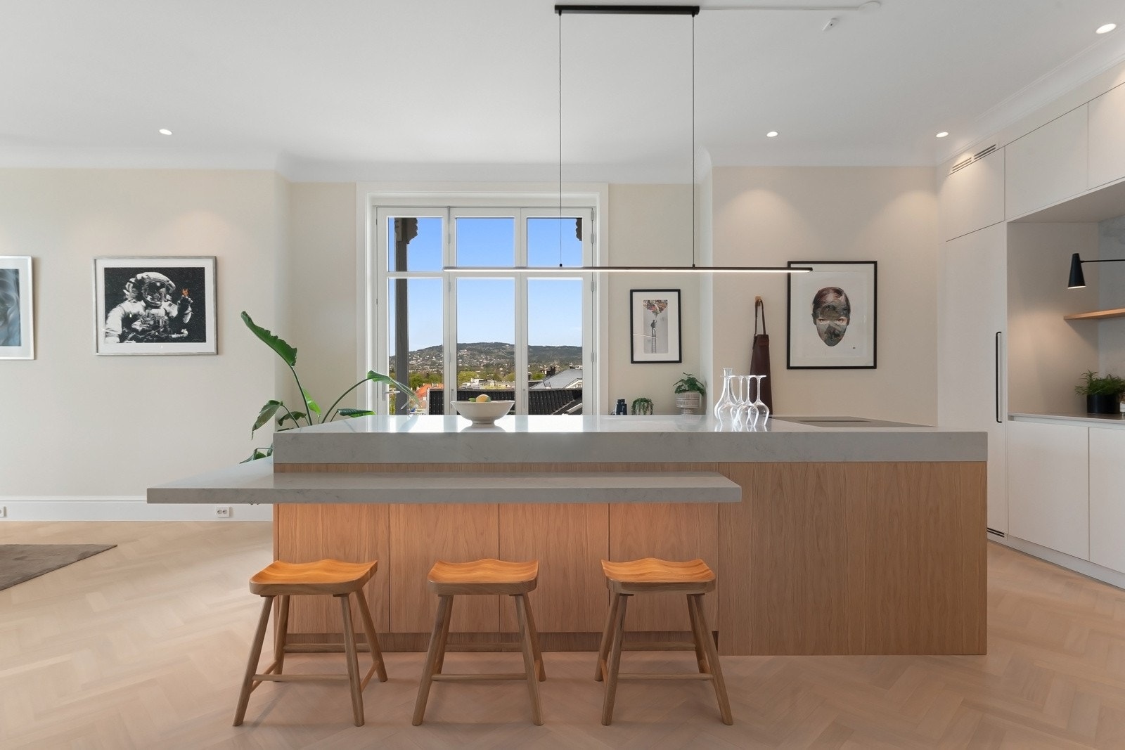 Alle hvitevarer er fra kvalitetsmerket Miele, men unntak av fryser som er fra Siemens. Kjøkkenarmaturet i mørk utførelse er levert av Grohe.